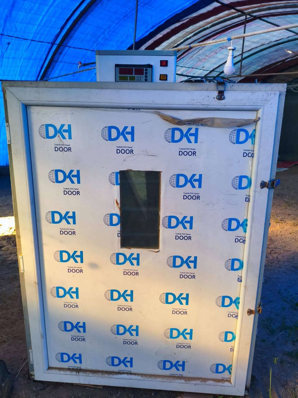 السلام عليكم ورحمه الله وبركاته 
يوجد بيت زجاجي 9 اقواس مع ليلون 
ويوجد فقاسه كامله ما مستخدمه سعة 1500 بيضه ويوجد صوبه نفطيه ويوجد مفرغات عدد 3
ويوجد اقفاص للافراخ عدد 2 
ويوجد معالف ماء واكل 
كل شي وسعره الي يريد يتواصل خاص او يتصل ***********
