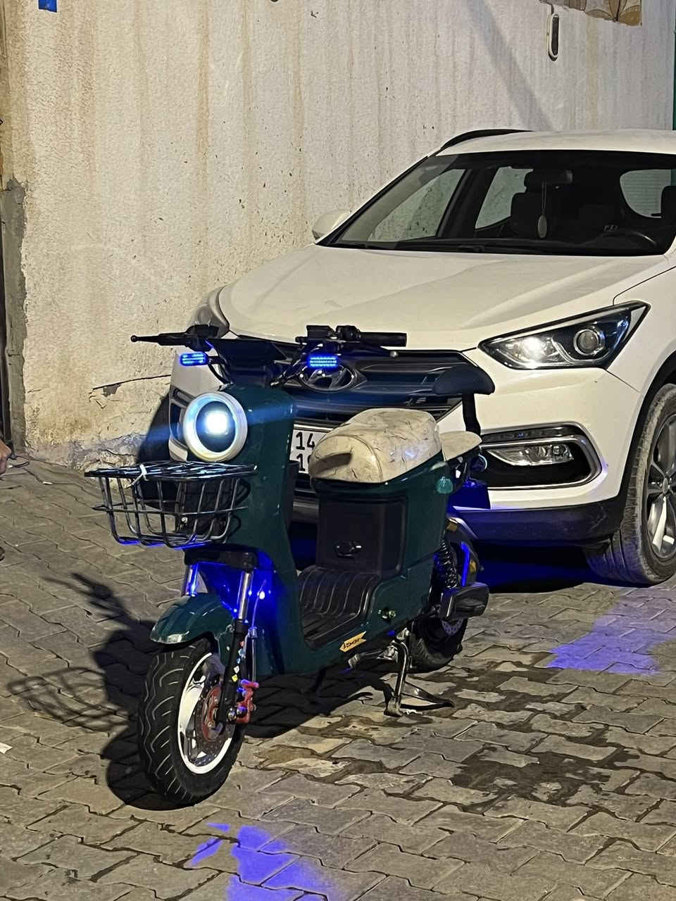 دراجة r9للبيع الدراجة نضيفه ما ناقصه أي شيء تايرات جدد بطاريات جدد الدراجة حلوه فقط بيها زلوغ وباقي الدراجة نضيفه جدا السعر 380وبيها مجال للشراي 
***********
