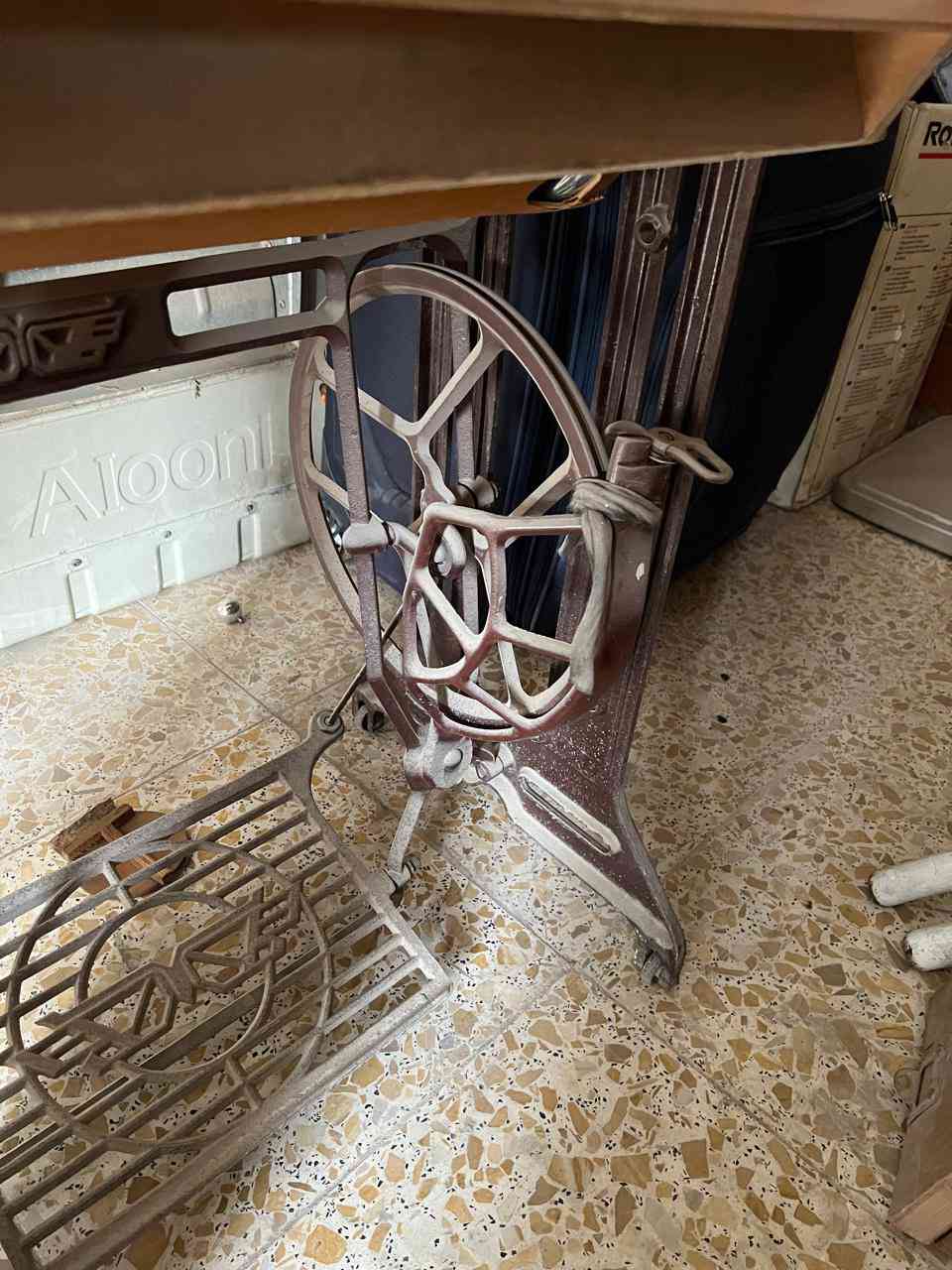 السلام عليكم
مكينة ام الفراشة صيني ام الصندوق مخزن
مع الماطور الكهربائي 
تشتغل نوعين الاول قايش بلقدمين
والثاني او كهربائي ماطور 
نظيفة جداً جداً استعمال بيت قليل
موقعها بغداد المنصور 
الشراي فقط يتواصل ***********
