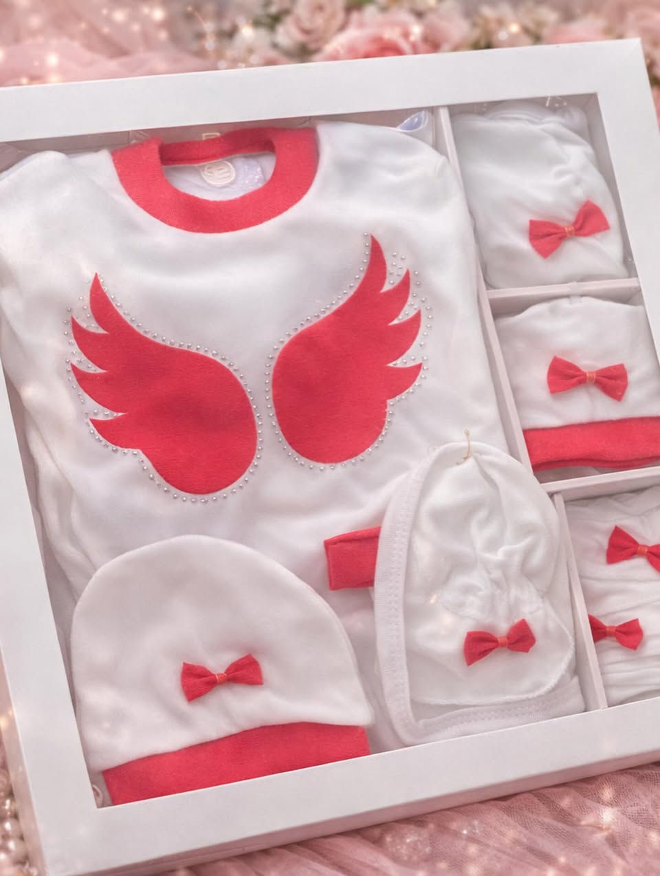 ✨ سيت مواليد ملكي ✨  

إذا تدورين هدية مرتبة وتفتح النفس 👑🎀  
هذا السيت يجي كامل بكل احتياجات البيبي داخل علبة فخمة وجاهزة للإهداء 💝  

✔️ قطن ناعم ومريح على بشرة الطفل  
✔️ تطريز تاج ملكي بتفاصيل راقية  
✔️ ترتيب أنيق داخل بوكس شفاف  
✔️ مناسب للزيارة والولادة والهدايا  

اختيار مثالي يخلي هديتك مميزة ومختلفة 👶💖  

📍 الأنبار – راوه – راوه الجديدة – الشارع العام – نهاية الشارع مقابل مولدة عمر جوهر


**إذا كنت صاحب هذا الإعلان وتريد حذفه لأي سبب، رجاءا أرسل رسالة إلى الدعم الفني**