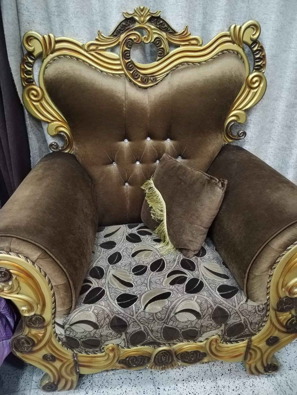 طخم رئاسي عدد10 مقاعد جديد استعمال قليل مع ميز وسطي زجاجي و2 طبلات ..
بسعر 350 وبي مجال العنوان السيدية 
للتواصل على الرقم ***********5
