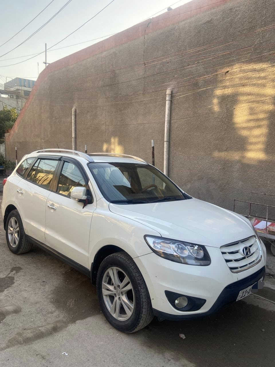 📣 للبيع: سنتافي موديل 2010 (6 سلندر) فول مواصفات 1/1
السيارة مال بيت ونظيفة جداً، جاهزة من كلشي وما محتاجة أي مصروف (شغل واطلع).
تفاصيل السيارة:
• الموديل: 2010 شكل 2012
• المحرك: 6 سلندر 3.5L 
• المواصفات العالية:
• فتحة سقف .
• بصمة تشغيل وبصمة أبواب.
• مرايا شفط (طي كهربائي).
• كرسي كهرباء .
• 7 راكب (ثلاث قطع تبريد ثلج).
• الماشية: 118 ألف كم فقط (حقيقي).
• حالة البدن: * صبغ قطعة واحدة فقط.
• بيها تعديل بارد بسيط.
• باقي السيارة مكفولة كفالة عامة (مكينة، كير، شاصي بشرط الفحص وين ما تريد).
الملاحظات:
• كل الكهربائيات شغالة 100%.
• المكان: [بغداد ].
• السعر: للاستفسار يرجى الاتصال.
للتواصل والاستفسار:
📞 [***********]
