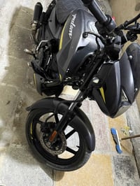 بولسر نيون 150  موديل 22/23 سنويه بسمي  الدراجه حلوه ومرتبه وبيهه اضاف...