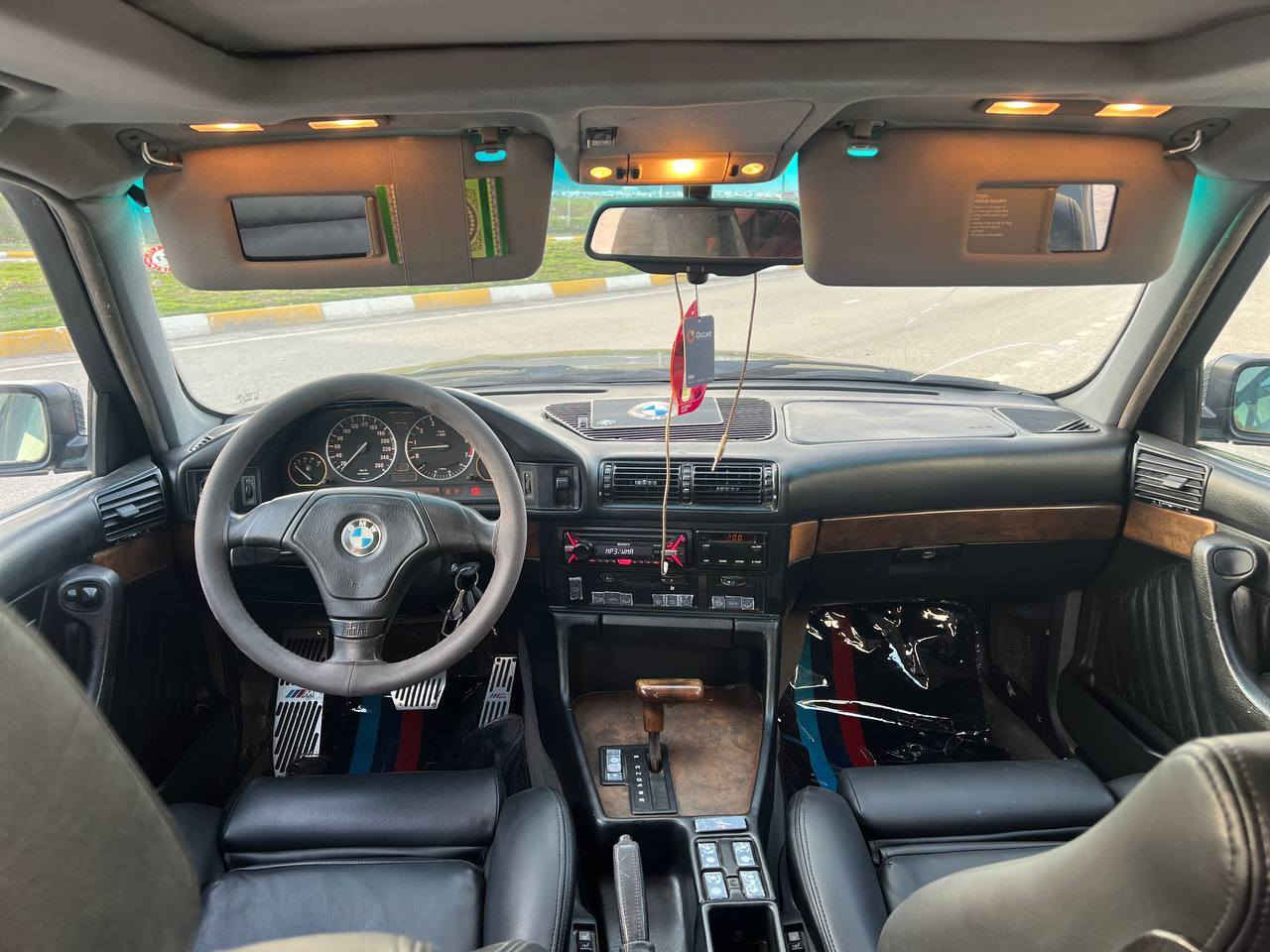 سلام عليكم سياره بي ام دبليو مويل 1994سياره كله M  525 سياره  جديده بمعنه كلمه تريد وكاله تريد تحويل سنويه بسمي  جديد ٣١هزه جديد سياره فول فول حساس دعاميه شغال  سعر سياره 85 وبيه مجال*********** مكان ساره سليمانيه
