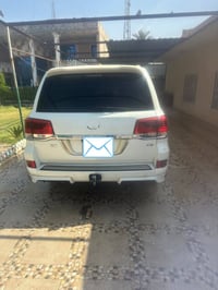 للبيع نقد فقط لاندكروز ٢٠١٣ مصفحه (درع) لون ابيض  محدثة ٢٠١٩ تحديث فول...