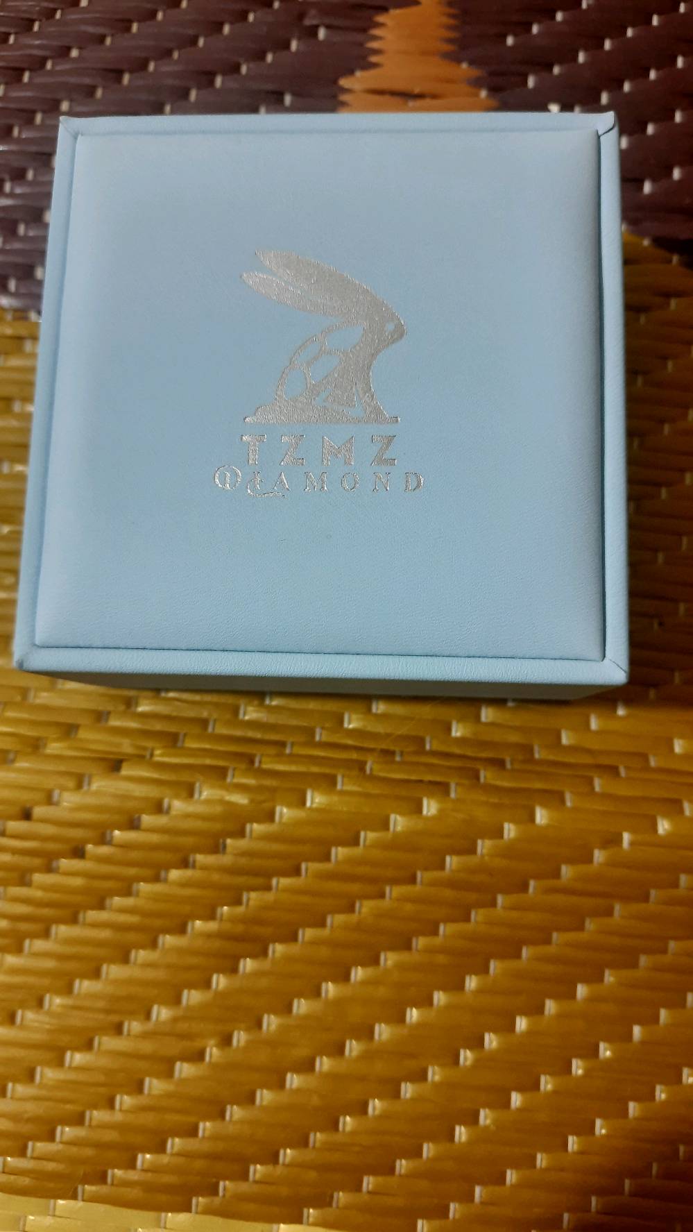 سوار رجالي ألماس أصلي للبيع
سوار رجالي أنيق من ماركة TZMZ Diamond – Iraq
• ألماسة طبيعية وزن 0.04 قيراط
• لون D (أعلى درجة لون)
• نقاء VS2
• جلد مجدول أسود مع ستانلس ستيل
• مع العلبة الأصلية
• غير مستخدم اطلاقاً
💰 السعر: 250,000 دينار عراقي (قابل للتفاوض البسيط)
📍 مناسب للهدايا والمناسبات