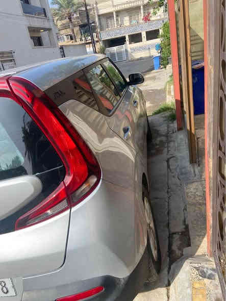 السلام عليكم للبيع كيا صول وارد أمريكي موديل ٢٠٢٠ حادث كلش بسيط حافة البنيد ونفسه مصلح وهنا بلعراق بيها فقط صبغ باب سايق وجنطة بدون دواخل شواصي لغود تكم حوض كلهن كفاله سيارة رقم بغداد الجديد مكينه ٢٠٠٠ دوش 
السعر ١٢٣ ورقة 
مكان سيارة حي جهاد 
***********
*********** بغداد
