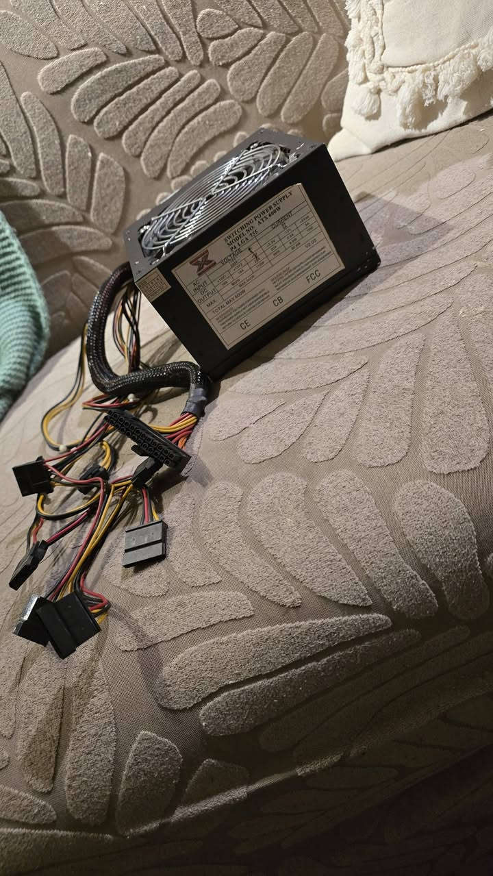 للبيع :
١ - هاب سويج ( موزع انترنيت ) يستخدم لتوزيع الإنترنت من راوتر واحد إلى ثمانيه أجهزة عن طريق كيبل LAN
نوع NETGEAR FS208 
سرعة كل منفذ 10/100 Mbps (Fast Ethernet)
نوعه Unmanaged – Plug & Play يعني يشتغل مباشرة بدون إعدادات
(( السعر ٣٠ الف دينار ))

للبيع : 
٢- بور سبلاي 600 واط للحاسبة
النوع: ATX Switching Power Supply
القدرة الكلية: 600 واط
الإصدار: ATX V2.03
دعم المعالجات: P4 / LGA 775
(( السعر ٣٠ الف دينار ))

مكاني سريع حي العامل 
هاتف  ***********
موجود توصيل لكافة المحافظات
