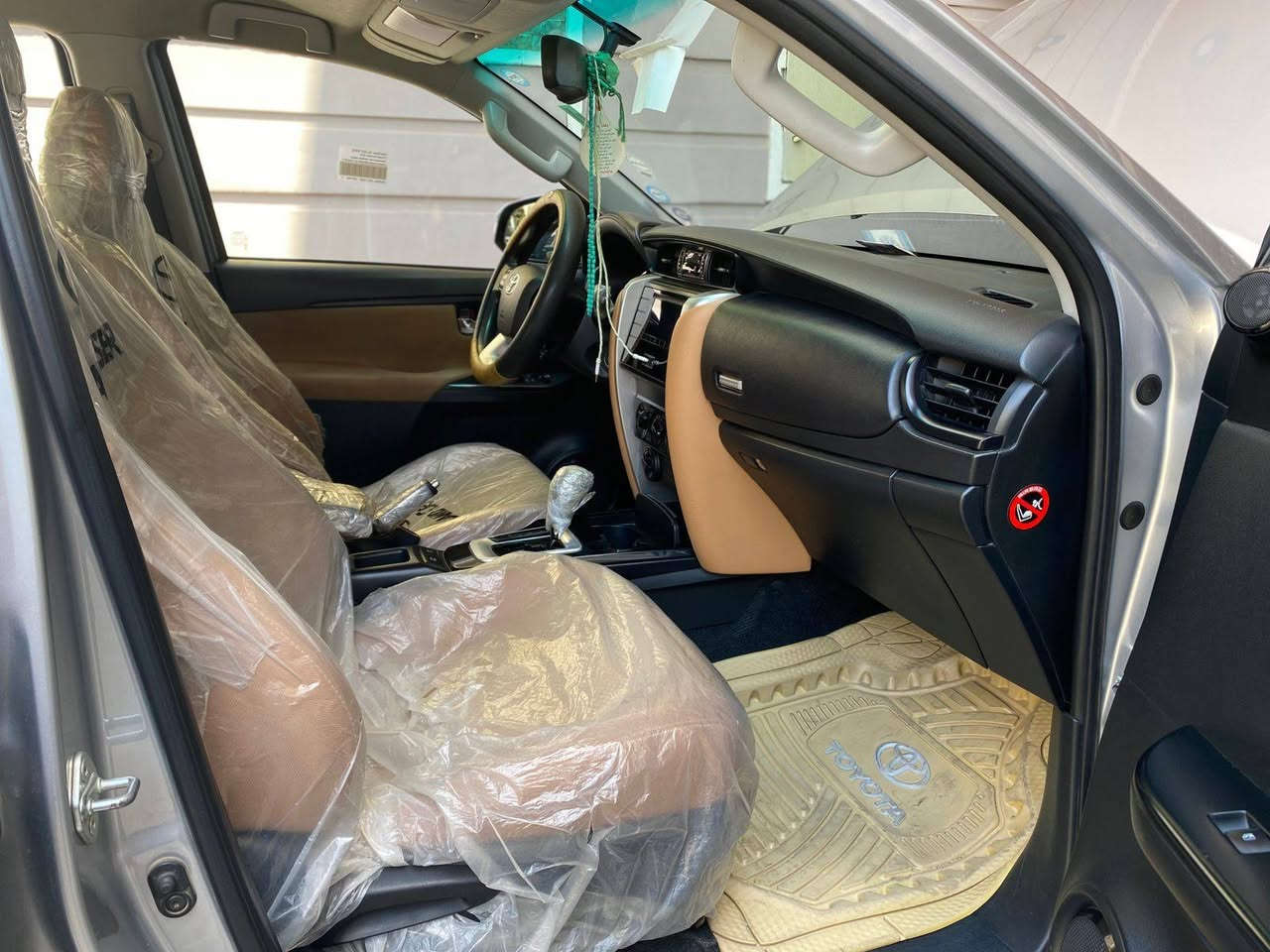 سلام عليكم اخون عندي تويوتا فورجنر البيع سيارة بسمي موديل 2017 سيارة ماشيه 100مكاني ديالى السعر خاص او اتصل ***********
