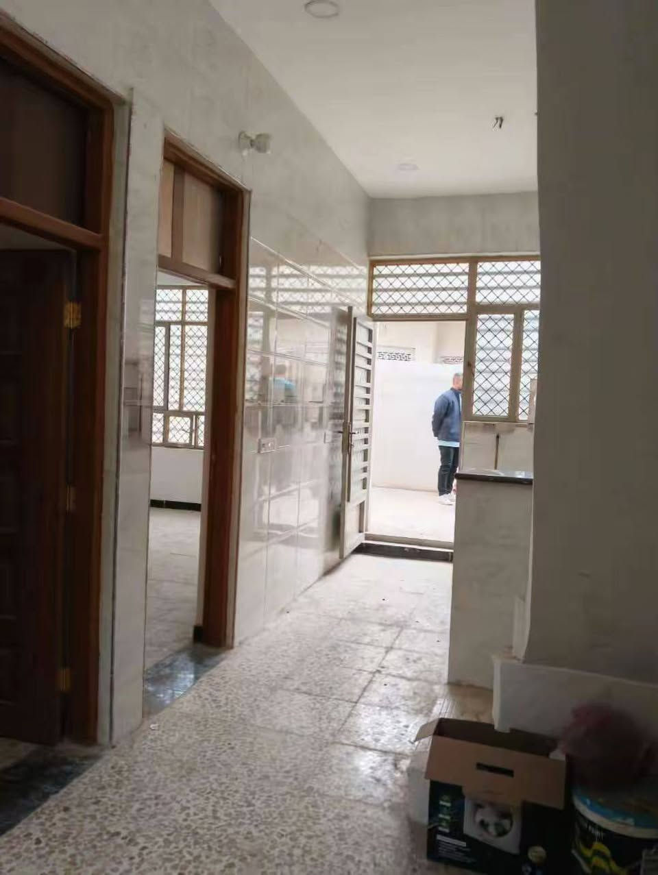 دار لليجار مساحه 100متر. جديد يحتوي على غرفه وصاله ومطبخ وحمامات وحولي العنوان بغداد  الكرخ منطقة الدوانم نهاية شرطه الخامسه استفسار اتصل على الرقم ***********بي واتساب سعر ايجار 350الف قفل
