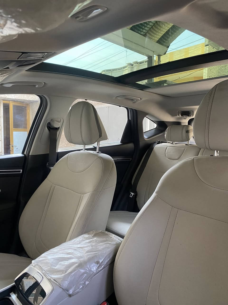 السلام عليكم للبيع فقط توسان 2024 خليجي كفالة عامه/       فول موصفات بنوراما _ صندوك كهرباء _ويل كب حجم 19 _مقاعد جلد _تبريد قطعتين بردات أبواب خلفيه _نضام ترحيب عندالاقتراب_ حساس امامي خلفي _سايد بريك بصمه _ مود درايف 3وضعيات قياده _كروس تحكم مثبت سرعه _نضام نزول منحدرات _  مري جانبي اوتو _كراسي كهرباء_   تسغيل عن بعد  اناره داخليه لد ابيض.   رقم بغداد   ماشيه 45 مكاني بغداد البلديات/ ***********.
