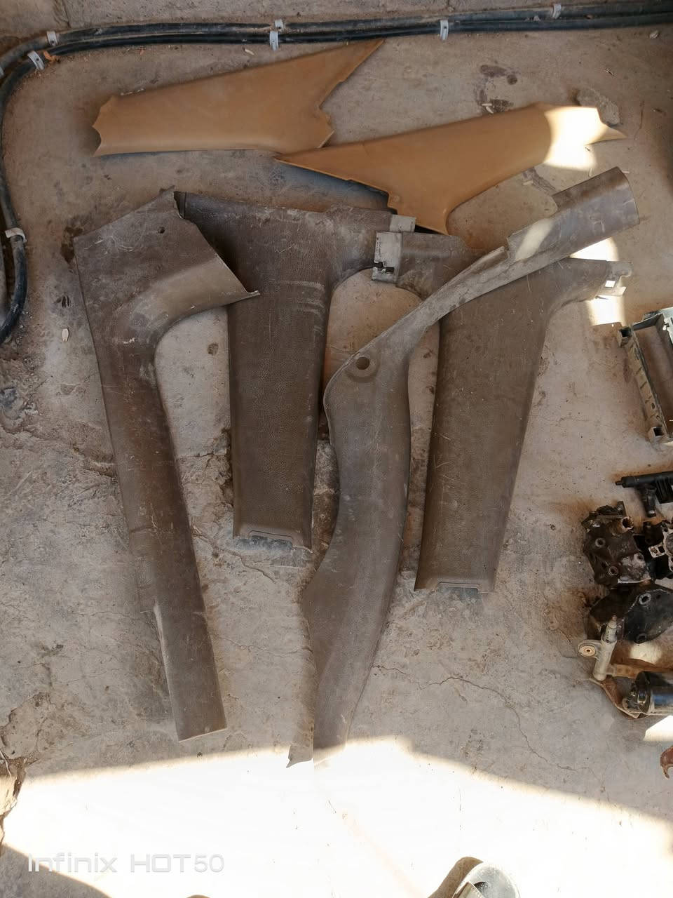 السلام عليكم اغراض سمند للبيع وياهن تنتة لون بيجي نضيفة كلش وياهن جامات مال اربع بيبان وماطورات بيبان مكان بغداد التواصل ***********
