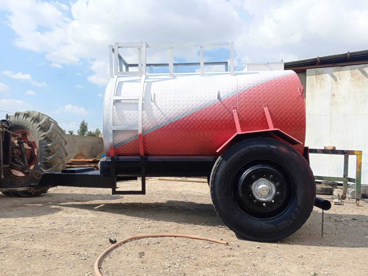 مقطورە حدید درجه اولى
دنكير تريله تاير 22 ونص شاصي بلادي 
15برمیــل  حسب طلب
المكان طوز خورماتو. طریق كركوك بغداد .قرب المطعم جنة العراق.
للاتصال على الرقم
*********** اتصال او واتساب
توجد خدمات توصيل لكافه المحافظات عروضنا مميزه واسعارنا مناسبه
