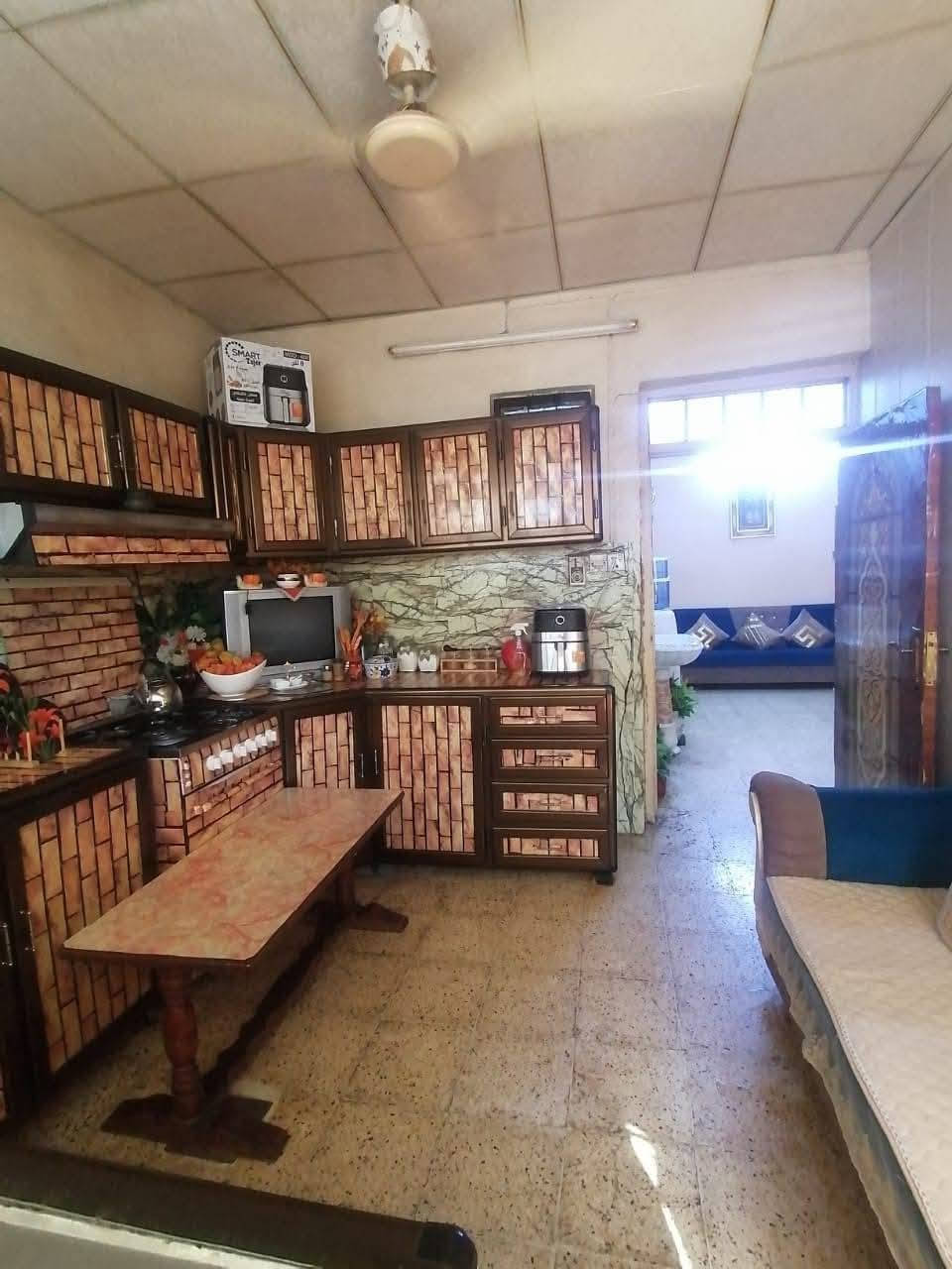 بيت للبيع في حي عدن
مساحه ٢٠٠ متر
طابقين
الطابق الأول يتكون من
غرفتين صحيات وهول داخلي كبير واستقبال ومطبخ وطارمه وحديقه وكراج
الطابق الثاني يتكون من ثلاث غرف نوم صحيات مطبخ هول كبير
الموقع تجاري جدا يبعد البيت عن الشارع العام فقط بيتين كلش قريب للتواصل ***********
