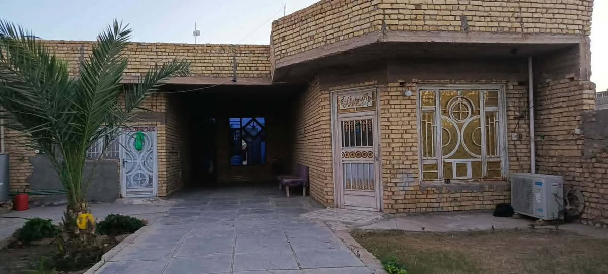 بيت للبيع في الكوت حي الحكيم  المساحه ٤٠٠ ستقبال عرضه 4 وتلطول 10
بيه غرفتين 5x4
صاله 9x4
مطبخ 4x5
بيه ترك
وبيه حديقه
طابوك
وصب
البيت كامل عل اخر شيء
مكانه كوت حي الحكيم الثاني قرب
مجسر الحولي
ثاني بيت عل شارع العام *********** تصال ع رقم السعر يم صاحب البيت
