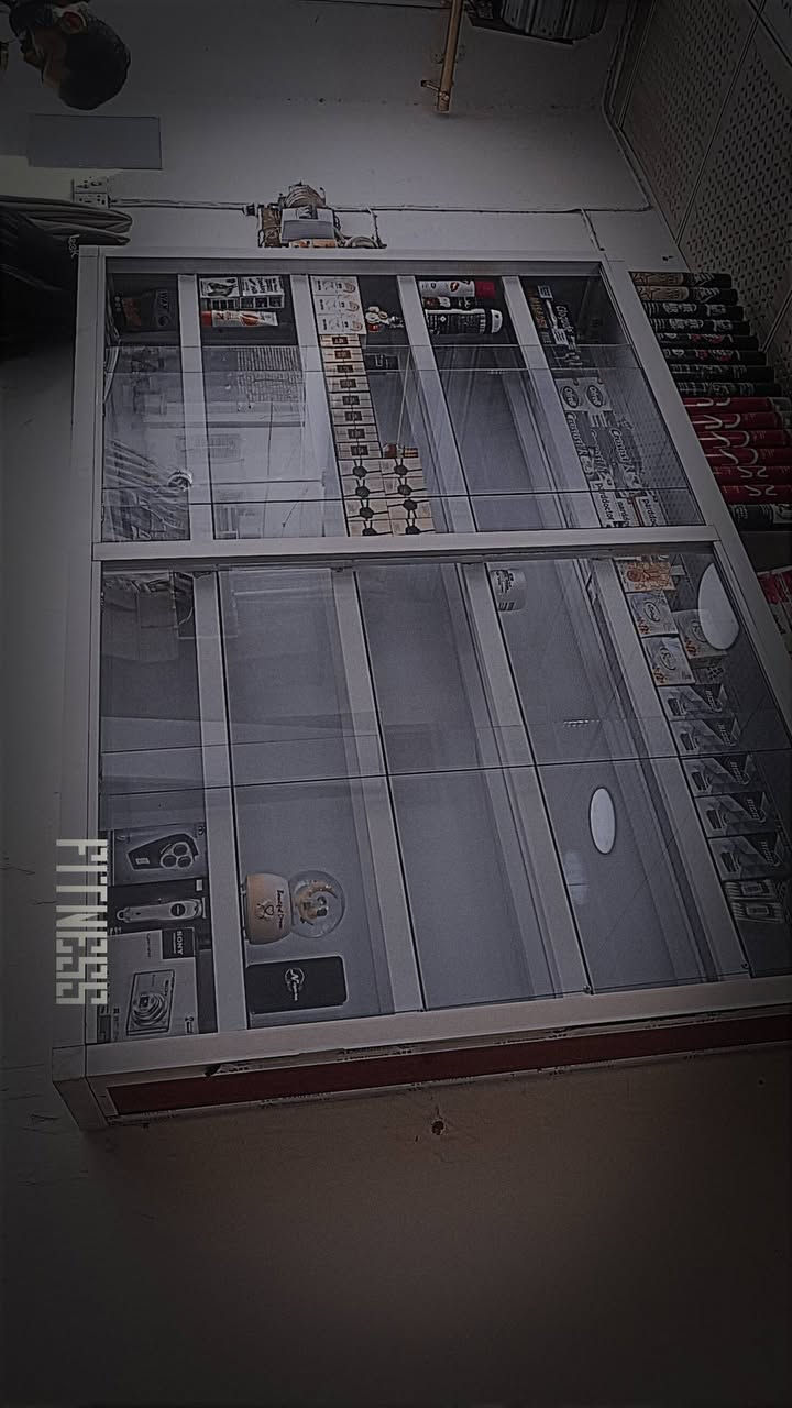 العارضة كوزمتك العرض مترتين الارتفاع متر ونص السعر ١٥٠ مع المجال العنوان نجف  حي الوفاء رقم الهاتف *********** واتساب
