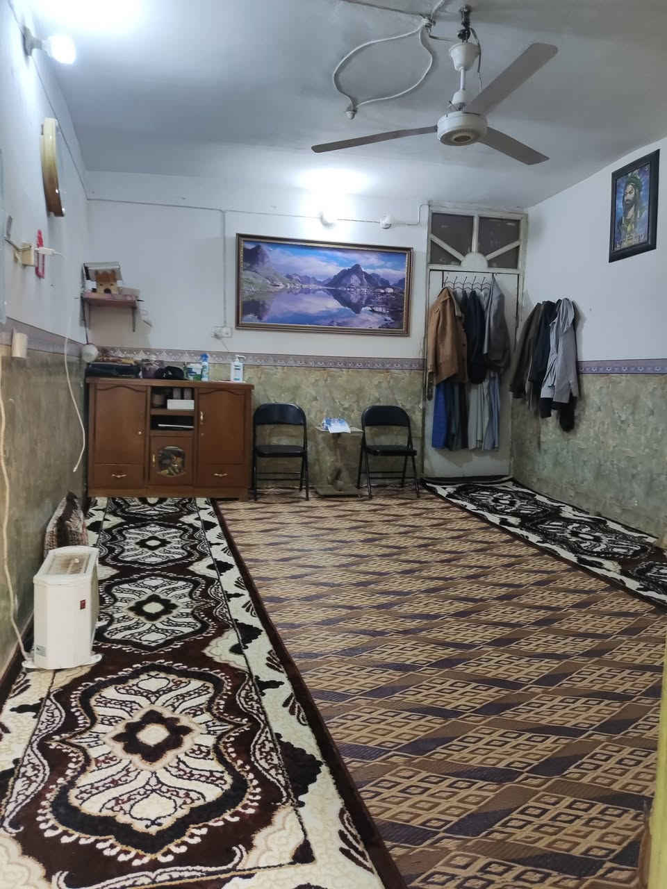 بيت في حي الغدير قرب مدرسة المعرفة واجهة 8×25 يحتوي على غرفة نوم عدد اثنين واستقبال و مطبخ و صحيات البيت قديم عكاده بسمي السعر 125 وبي مجال موبايل *********** ابو علي
