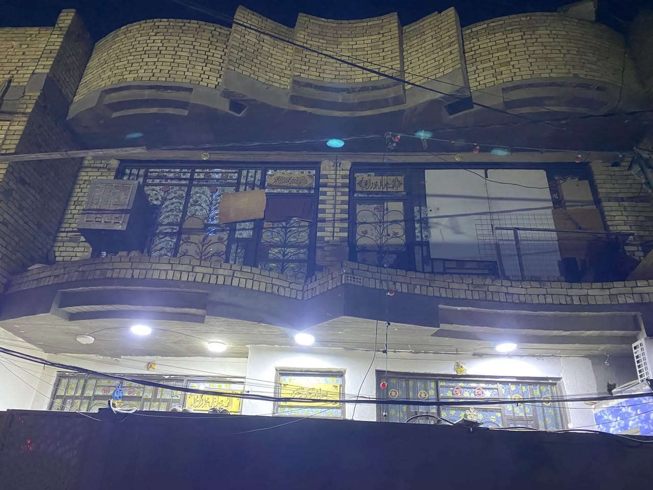 سلام عليكم 
بيت في قطاع 71
مساحة  110الواجه 10والنزال 11 لبيت بناء حديث طابقين ونص خمس غرف نوم سنة البناء 2024
البيت قريب عل الشارع العام شارع الوسط شارع الساده مقابيل جامع الأنبياء 
السعر 190بي مجال 
لمعرفه باقي التفاصيل التواصل عل رقم الهاتف 
***********
