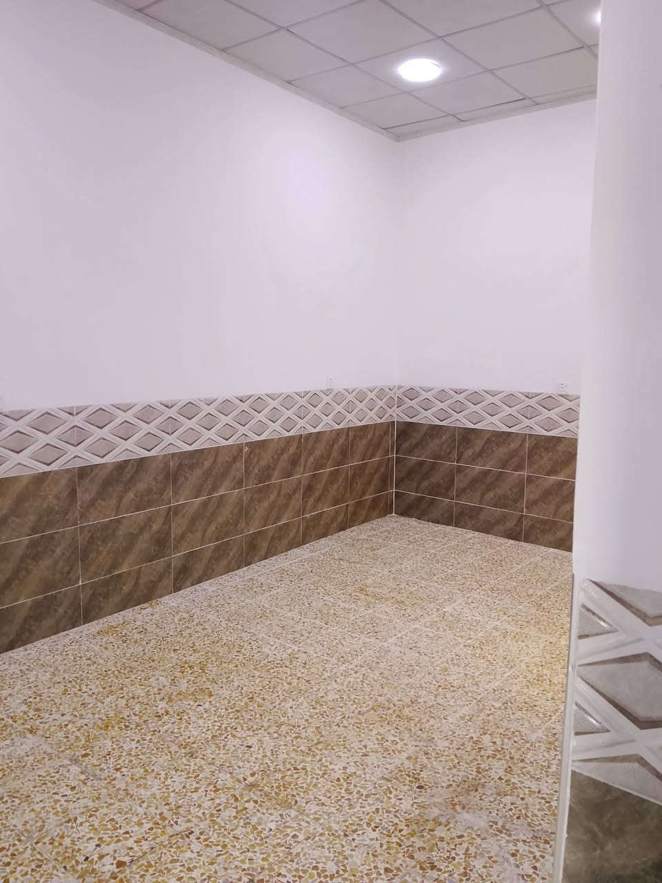 دار طابق ارضي للايجار
في حي الوحده 
مساحه 100 متر 
بناء حديث فول 
تكون من غرفه نوم وهول واستقبال وصحيات ومطبخ
زيرو 
الايجار 300 
الطابق الثاني شقة موجرة 
موقع مميز قرب الشارع العام 
للاتصال والاستفسار 
***********
***********
