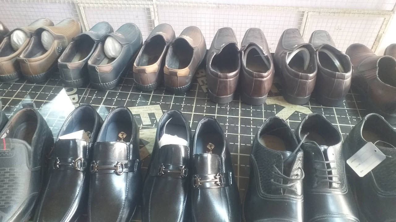 يتوفر احذيه جلد رجالي وشبابي سعر القطعه ٧ دينار العدد ١٢٠قطعه الاستفسار الاتصال على الرقم ***********
