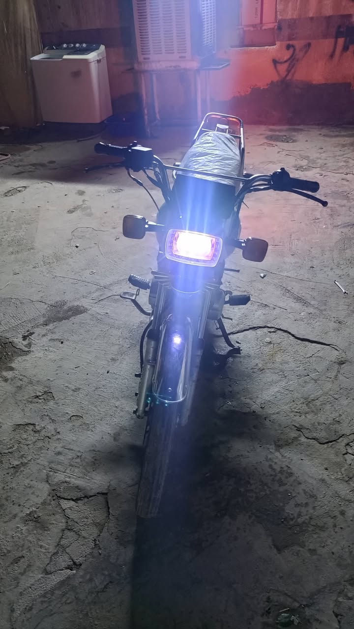 السلام عليكم دراجه ايراني 2019 5كير كهربائيات كامله بس عوزه باتري محرك مكفول ناعم لا بخار لا صوت خير من الله  الدراجه نعومه طسه رزانه تخبل خير من الله/السعر425 وبيها مجال /رقمي/***********/مكان بغداد جسر الفرنسي قرب فلكت حي النصر
