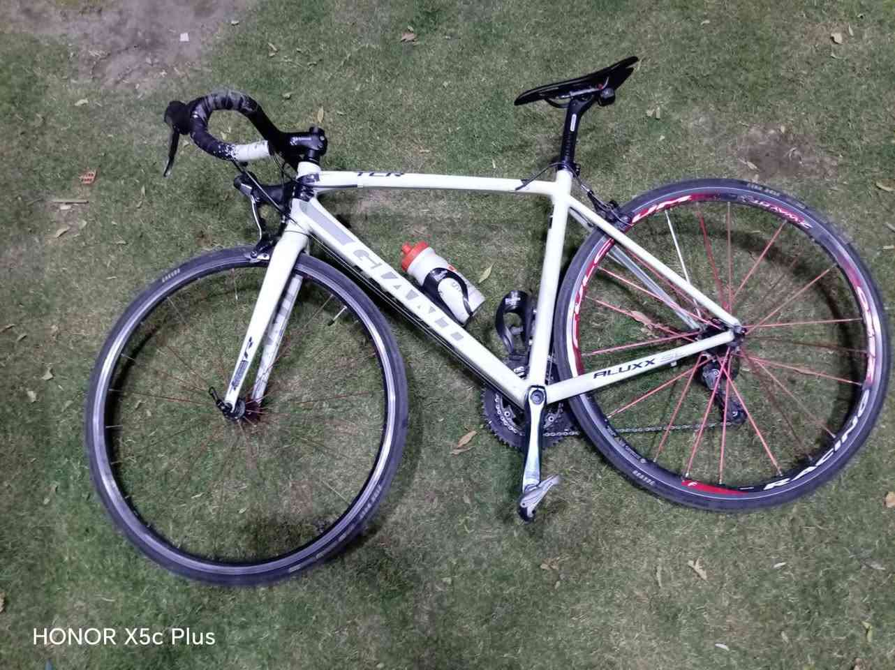 GIANT TCR ALUXX SL 🇹🇼
دراجة الطريق(Rode bike) ماركة جاينت الفئه النادره.
وزن الدراجه: ريشة خفيفه. 

فئه الTCR معروفه بالوزن الخفيف والسرعة والمتانة والسلاسه.

معدن الدراجه المنيوم الماشة كاربون ستيرن متصل كاربون مده سرج كاربون السرج كاربون،قواعد مطاره كاربون.
حجم:51/52 M
مجموعه الدراجة: Shimano Tiagra المجمع براكيت دفن.
عدد التروس:2/10
الوياله: الخلفي فل كروم جوبلس شيش،بطيخة كاربون 
الدشلي ايطالي ناعم 4بنط والامامي سيم
الخلفي بوربرن والامامي صجم.
لكات:ماركه LOOK

 بيها شخوط بسيطه مثل ما موضحه بالصور.
الدراجه:مبولشه بالكامل 
السعر: 525 قابل للتفاوض 
العنوان:بغداد/ الدوره 
الدراجة كامله مكملة من كل النواحي.
للمهتم مراسله /خاص 
ملاحظه/ هديه مع الدراجه بكلايت حديث  اصلي حساس 
وعداد bryton لمس يدعم الخرائط،محمل خرائط العراق ويقيس من مكان الانطلاق حتى النهايه وكثير من المزايا في تطبيق الهاتف


**إذا كنت صاحب هذا الإعلان وتريد حذفه لأي سبب، رجاءا أرسل رسالة إلى الدعم الفني**