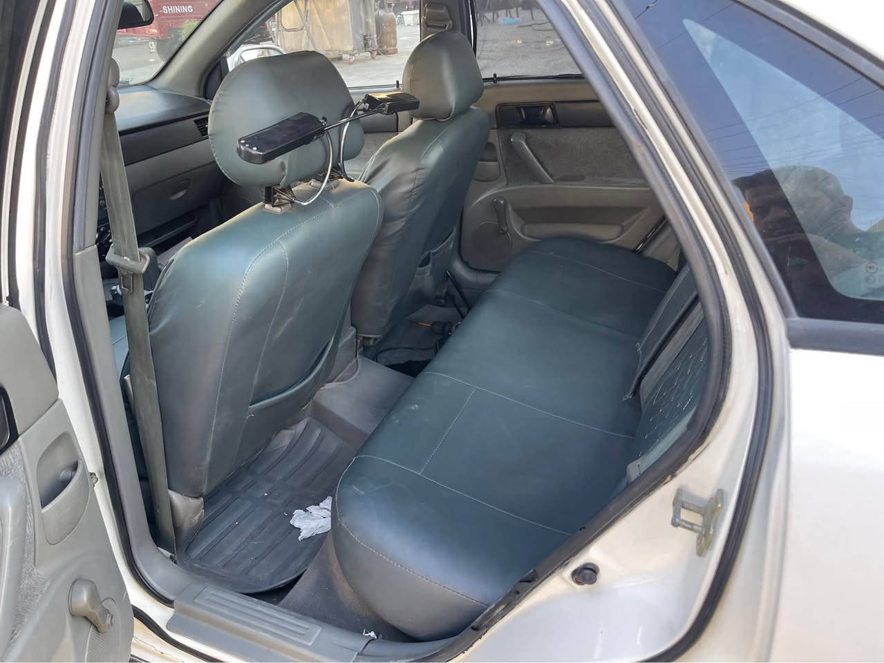 دايو لاسيتي للبيع موديل 2003 السيارة مصبوغة عام جمالية 

ماشية تقريبا 186 الف حقيقي 

منضومة زنون كاملة 

رقم بغداد انكليزي جديد 

داخل حلو ونضيف 

حساس خلفي 

شاشة وكامرة 

كير اوتو 

ريمونت مانع سرقة 

ويل كب 

السيارة حلوة ونصبتهة حلوة 

مكينة قبل شهرين شادهة جديدة حجم 2000

ملاحضة : الكير بي صوت ابيعلك كير كايم بس السيارة تمشي واطلع بيهة يومية كلشي مابيهة 

وعندي الكمبريسر بي صوت ايضا بس لان شتة مكدرت اسوي هوة شغال بس يطلع صوت 

السعر 45 ورقة ومجالهة كلش بسيط 

للاستفسار *********** بغداد, العراق
