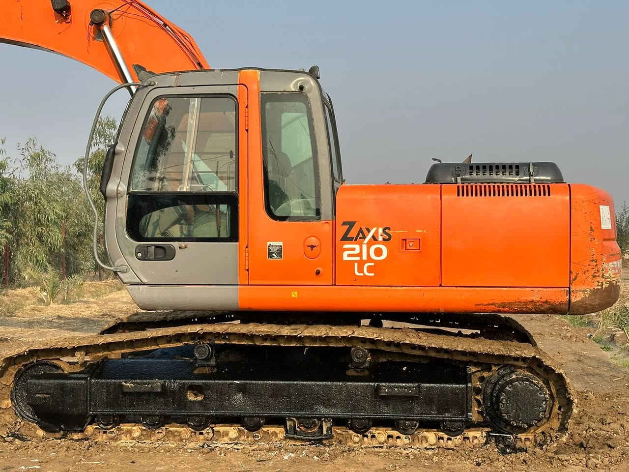 للبيع حفاره زت مديل2005 اصل شاصي 114 رقم الماني مكفوله كفاله عامه مضخه ومحرك وبم ونوزل وصفر جاج على وضع الشركه تبريد ابلادي  زناجيل وحداديه 100/100 الاتصال ***********
