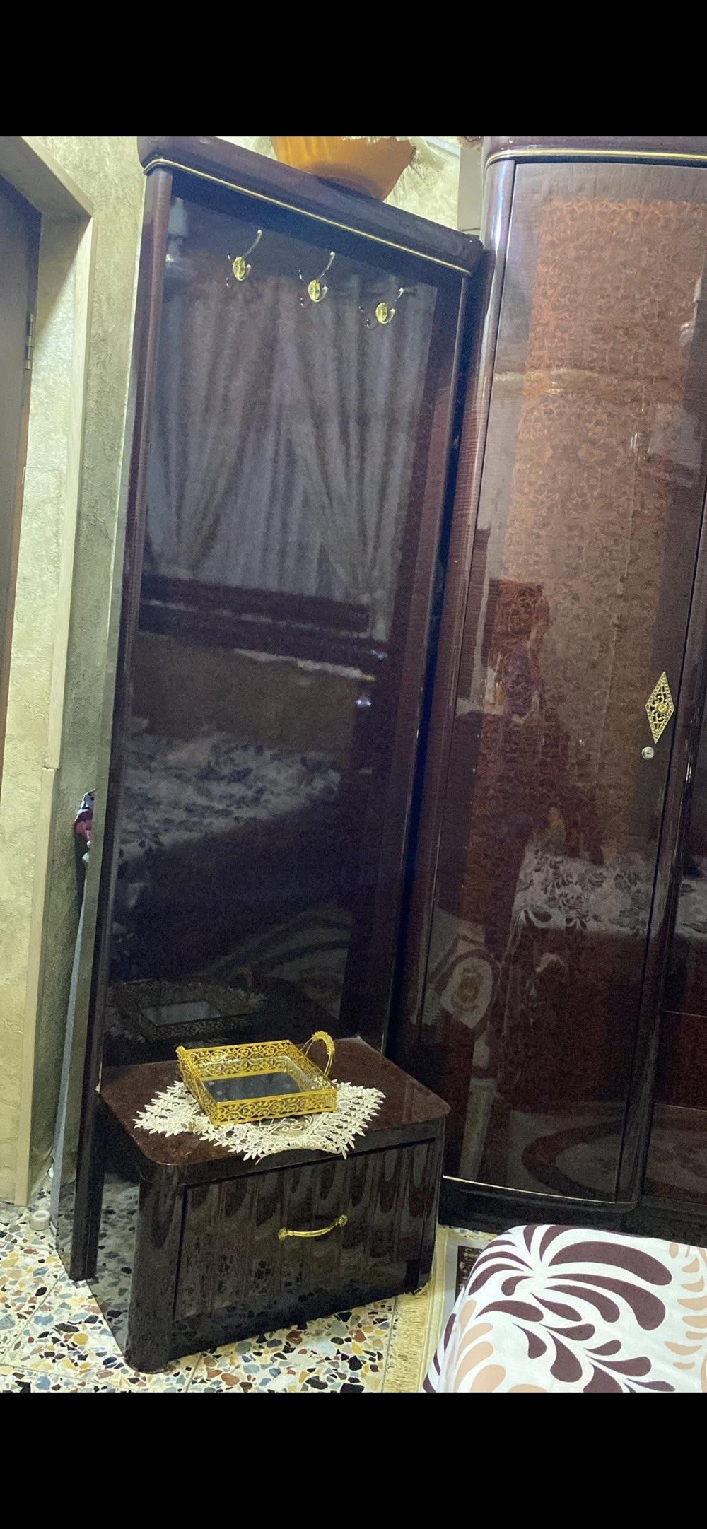مستعجل على بيعه قيم و اخذ
غرفه نوم للبيع 
غرفه نظيف ما صار هواي من أخذتها جديده كلش
نوع الغرفه ماليزي باب اول
تحتوي على جربايه و كنتور ابو 6 بوب
و زاويه و ميز تواليت و مجرات عدد 3  ثنين صغار 
و واحد جبير ابو  6 مجرات 
مثل ما موضح بل صور
ملاحظه / الغرفه ما مفتوح ابد امانه الله 
اشتريتها جديده و بعد ما فتحتها
العنوان بغداد الجديده
رقم ***********
‼️ملاحظه‼️ غير متواجد على ما زنجر
متواجد فقط واتساب و تصال و انستا
حساب النستغرام s6.m16
واتساب ***********