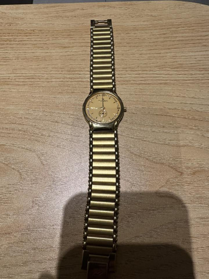 ساعة لاورين اصليه مطليه ذهب الي تفيده خلي يكتب سعر *********** واتساب
