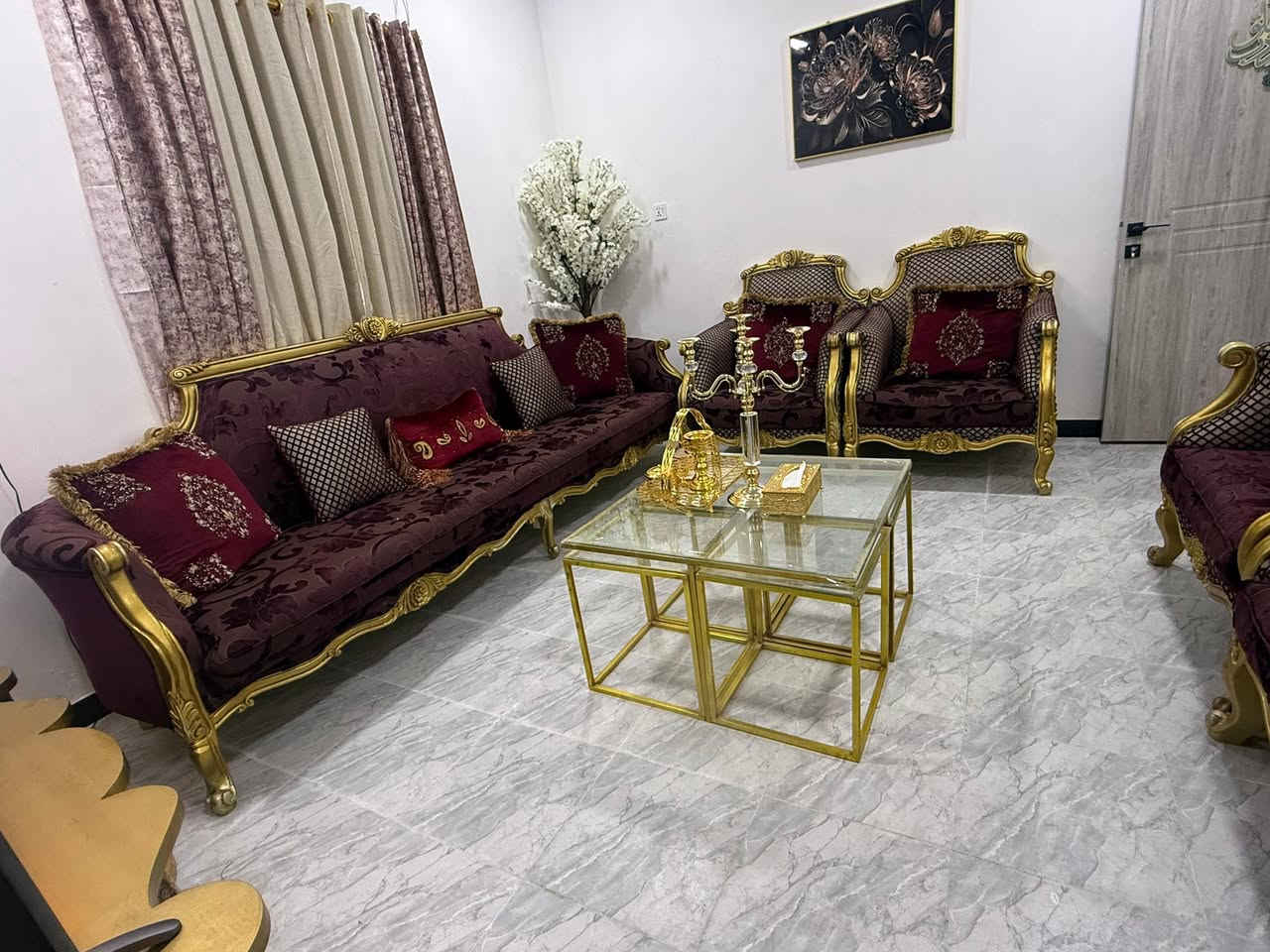 طخم قنفات ملكي امريكي ضخم وقوي ونظافه ٩٠٪؜ اربع مراسي وقنفه ٣ متر مع طبلات مع ميز شاشه مع البردات 
السعر ٦٠٠ وبي مجال ***********. العنوان بصره طويسه

