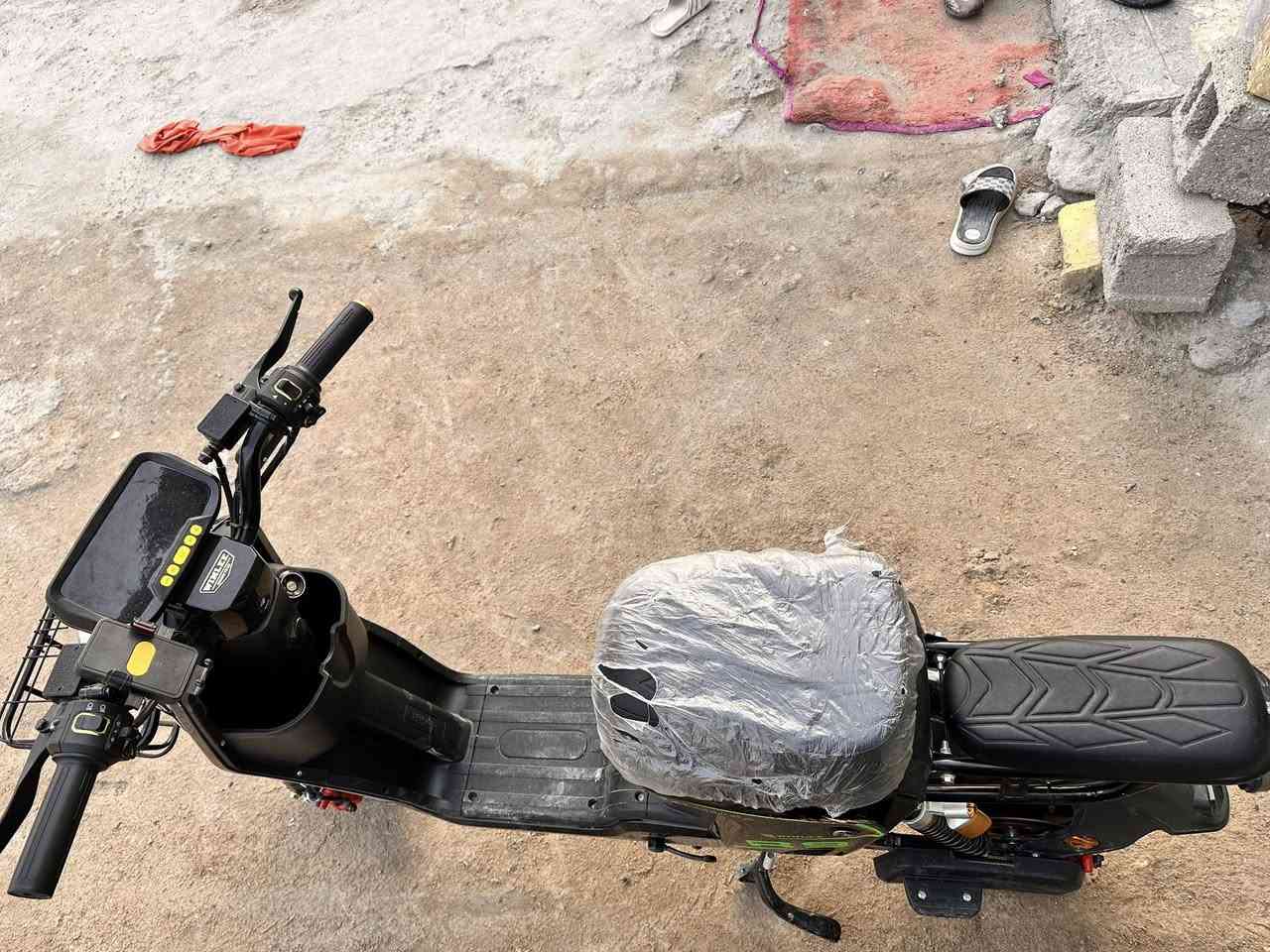 دراجه شحن R9موديل 26 البيع جديده استعمالها 15 يوم فقط 
سرعتها 109 سرعه الحقيقيه 80 الى 85
موصفاتها 4 نمر شغله سويج وبصمه وكارت 
تحتوي ع 5 بطاريات بريك امامي وخلفي بل البكان دبل اشاره 
كهربايات شغله كامله 
بيها فقط طخه بل الكفرات صفح زلق بصيط 
تتحمل  وزن 150 
سعر 600 وبي مجال 
مامتعوبه منل البيات المحل 
العنوان البصره الهارثه 
التواصل ***********  وتساب وتصال شريحه شغال
