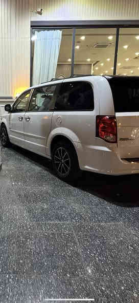 السلام عليكم للبيع دوج كرڤان 2016 دهوك رقم مميز تكسي 3 قطع تبريد فرس اصلي المواصفات عادييه بيها 3 قطع صبغ وبيها مكانات بقبغ الجنطه وبالجاملغ الخلفي 
كير مكينه صدر جديد امامي خلفي صار عشر ايام تخم تاير تايلندي فجوج ودسكات امامي خلفي جديد منظومة بانزين عبوات 2 بلكات نوزلات باتري داينمو تدفه تبريد مدوشمه شاشه وكامره السيارة جاهزه ماتصرف عليها الف دينار دهن وفلاتر البارحه مبدل 
السيارة بيها خط مكتب من اربيل 
تريد تحويل تريد وكاله مصفره من كلشي 
المكان بغداد الامين *********** 
السعر النهائي 145 مستعجل على البيعه الشراي يتصل والموشراي يرفع المنشور بكلمة ياالله
