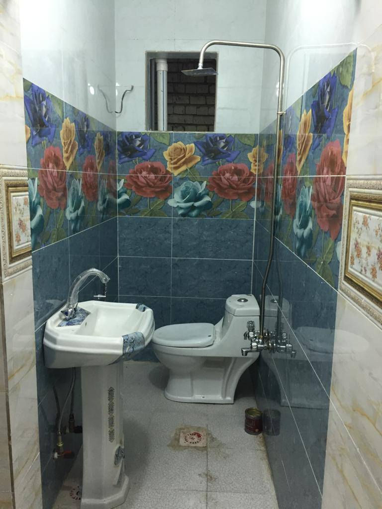 دار سكنية في موقع مميز جداً ..
طابو صرف..في بغداد / الاعظمية في الشارع المحاذي لطريق جامع النداء باتجاه ساحة عنتر .. قرب مدرسة المهج .. بناء حديث درجة أولى غير مشغول مساحته ٥٢,٢٥ متر مربع ( الواجهة ٥,٥٠ والنزال ٩,٥٠ ). مكون من ثلاث طوابق ، يحتوي الارضي على صالة ومطبخ بمدخل منفصل لكل منهما وحمام شرقي وغربي مع التاسيسات الصحية الكاملة للغسالة ومنظومة تحلية الماء بالاضافة الى الدرج والمنور..
والطابق الاول يحتوي على غرفة نوم وحمام غربي ومخزن وبالكون ، ويحتوي الثالث على غرفة نوم ومخزن وبالكون وسطح اول وسلم حديدي للسطح الثاني.
***********
