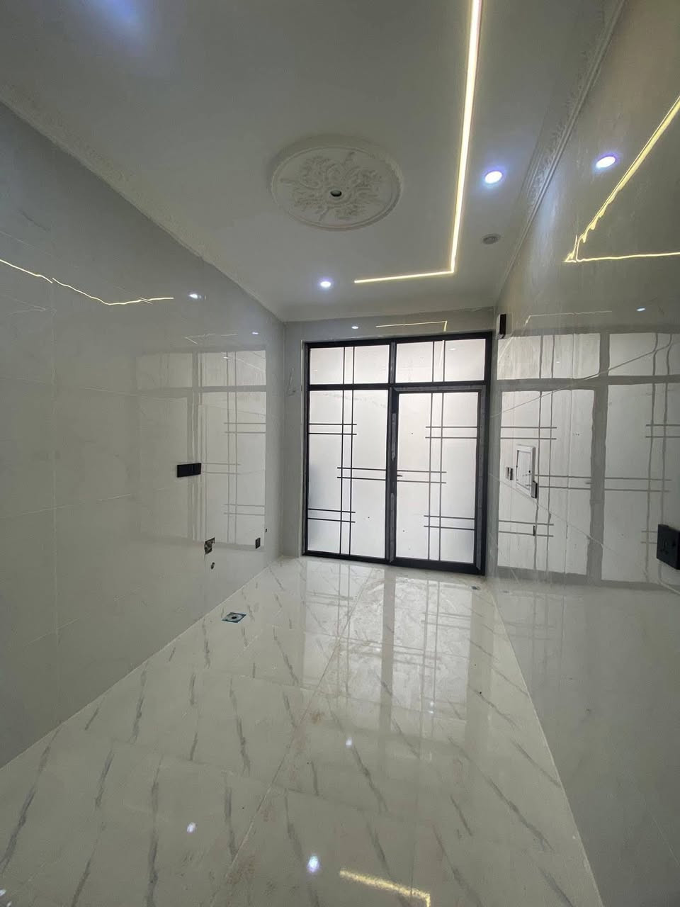 #٨حساروك
بيت للبيع في 8 حساروك 
١٢٥م
4غرف نوم +صاله 
مجموع صحيات +مطبخ حاره وبارد 
شارع 12
سعر 6دفتر 75ورقه بي مجال 
=================
***********
