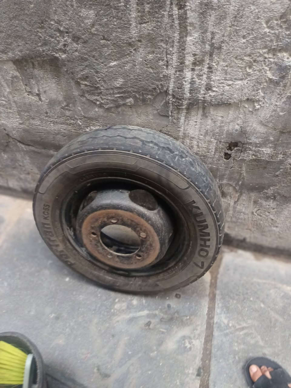 بعد اذن مدير الاكروب عندي وياله قياس 13كيا حمل نثيه 2700 عدد 4 نص عمر واقل السعر 140 الف بغداد العبيدي الشهداء الثالثه ***********
