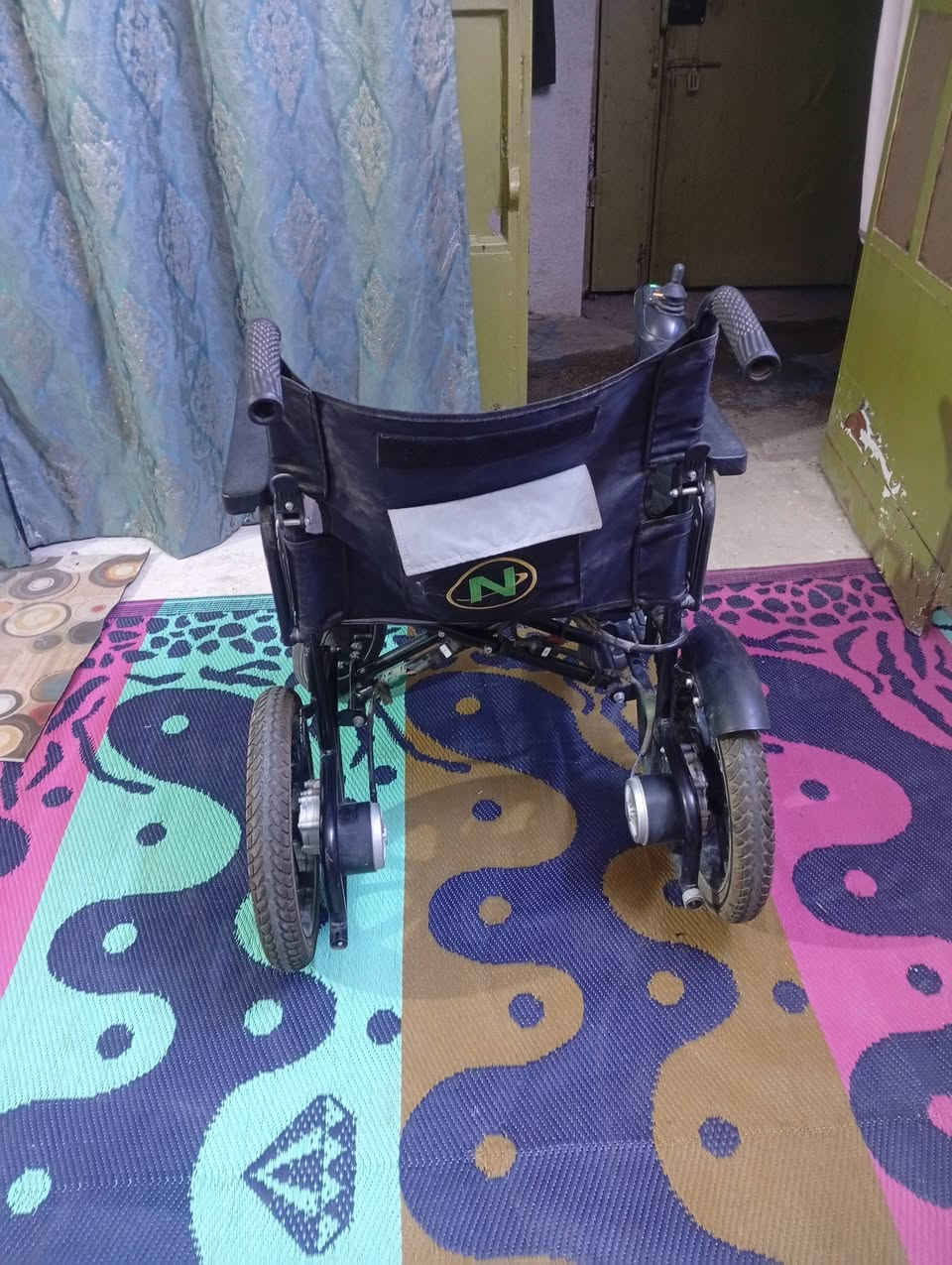 السلام عليكم عربة البيع شحن مستعمل قليل 
هذا رقم هاتف ***********
