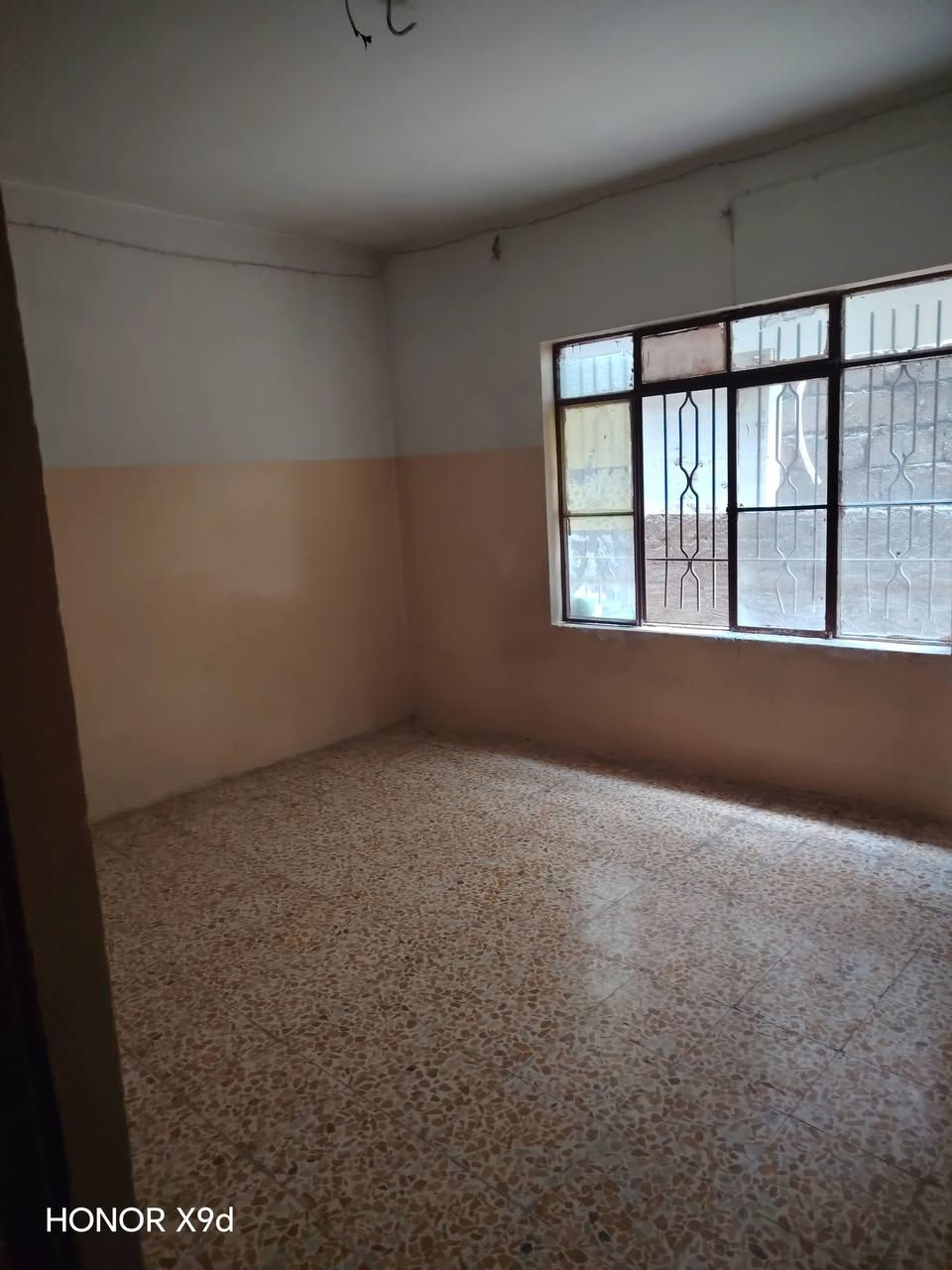 بيت الايجار حي عدن طابق ونص قرب مخلص مجموع الغرف 4نوم وهول واستقبال ومطبخ و صحيات كراج 
السعر 350الف قفل  ***********/ *********** واتساب
