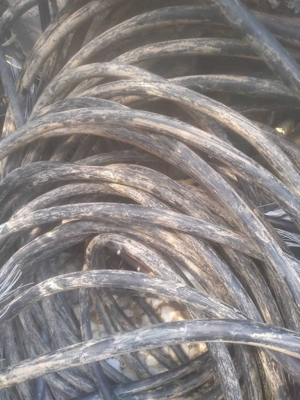 كيبل ثلاث خطوط سعر المتر ٣٠٠٠
مسلح وكيبل خطين مسلح سعر المتر ٢٠٠٠ 
للتواصل خاص بغداد 
او على الرقم ***********
