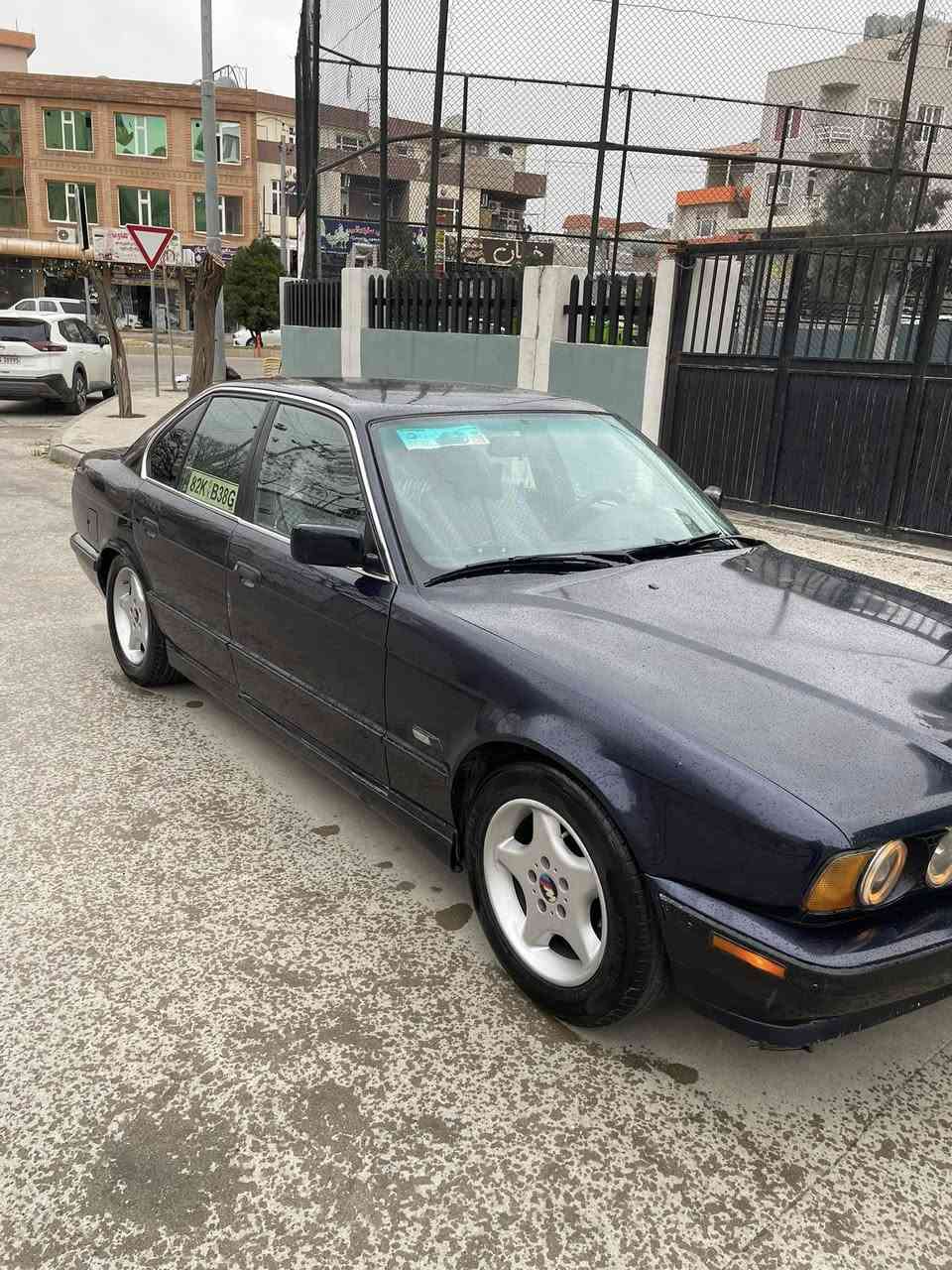 سڵاو .
bmw 525i
گێڕ تۆماتیک 
١٩٩٥ 
نیلی زۆر جوان 
سەیارەکە دەعمی نییە بەس ئەو قوپاویەی سنوقەکە 
ناوی زۆر تازەو جوانە 
داشبڵ کوشن بەرە دەرگا زۆر تازەیە 
هەموو گیانی ئیشەکات
دوو مکەبەرە زۆر شازی لەسەرە  
سپێر و جەگی بیلادی تیایە
تەبرید بە شەرتی سەهۆڵ 
گەرمی مەزبوت  
سەیارەکە ئارمی هەولێرە 
بەحاڵ بوخاری هەیە 
سعری ٤٤ گەڵاو مەعامەلە 
لە سلێمانیم  ***********
