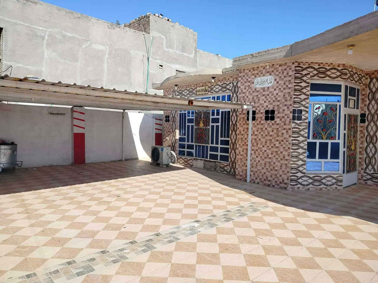 بيت للبيع في تقاطع النهروان منطقة الجزميه مساحة البيت 750 مساحة بناء البيت 210 السعر 130 وبيه مجال 
***********
