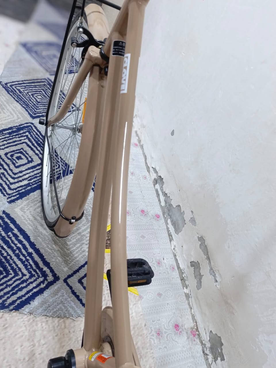 السلام عليكم بايسكل للبيع كفاله عامه بايسكل جديد موديل 2018 لون ككوي مخزن بي ضربات خفيفه جدآ نوعيه شركه كلوف ارغب شركه بايسكل باله سعر 170 وبي مجال للطيبين الرقم 🌹(***********) للتواصل واتساب 🌹
