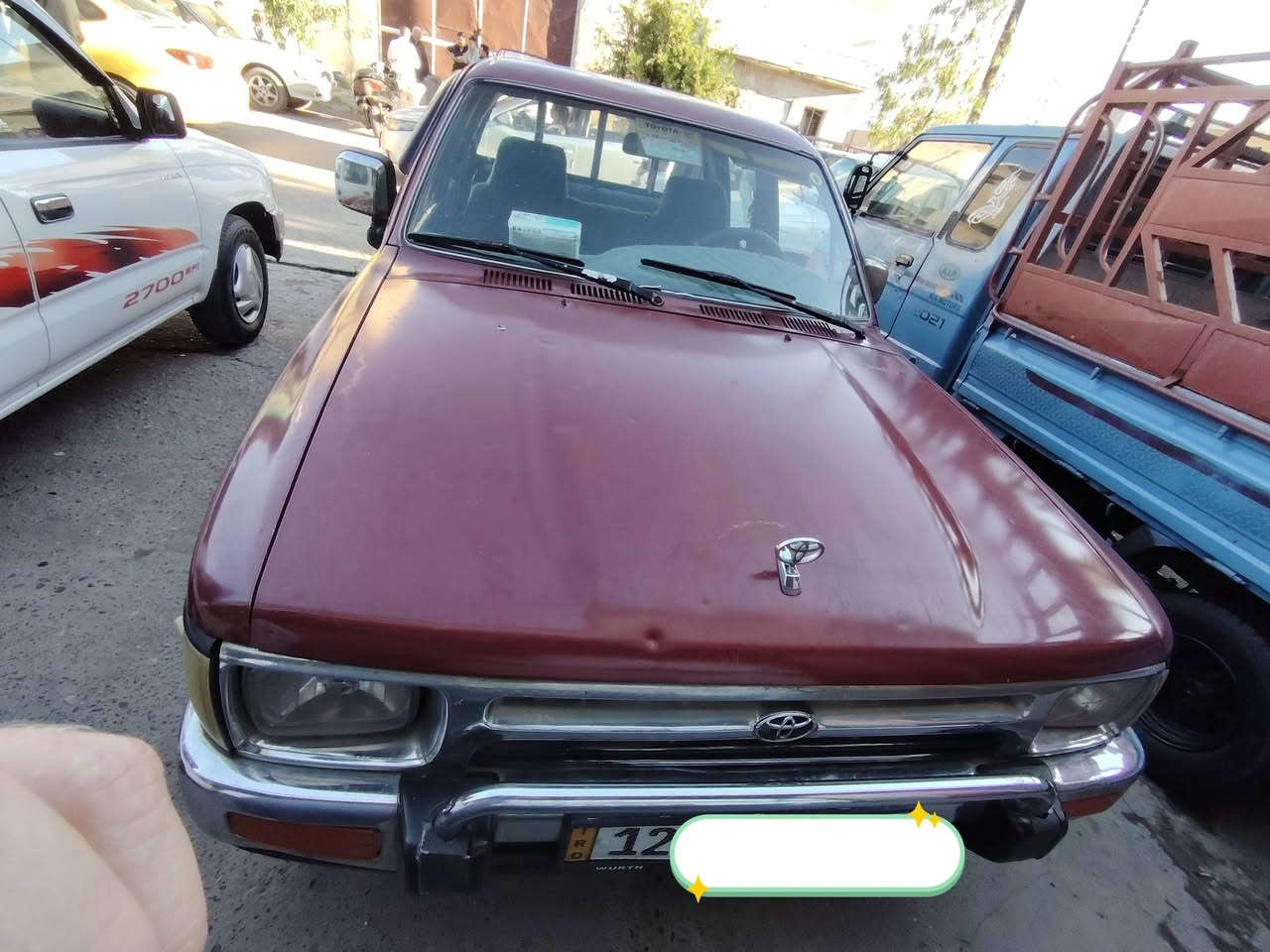 بيك اب TOYOTA
موديل ١٩٩٣ 
رقم نينوى مسطرة  هزة للـ ٢٠٣٠ 
بأسمي الشرعي اني .
الملاحظات موضحة بالصور:
• معجون باب الي خلف السكن مثل ما موضح بالصورة .
• الجاملغ الخلفي جهة اليسارة شي قليل. 
المحرك بي بداية صرف . 
طخمها حيل نظيف 
تبريد بس تعبي غاز يشتغل .
دوشمه جديدة صار اسبوع شادها نوعية راقية .
ارضية السيارة كلش نضيفة .
السيارة احلى من الصورة 
مكلف بالنشر . غير متواجد عالفيس 
للتواصل اتصل : 
***********
