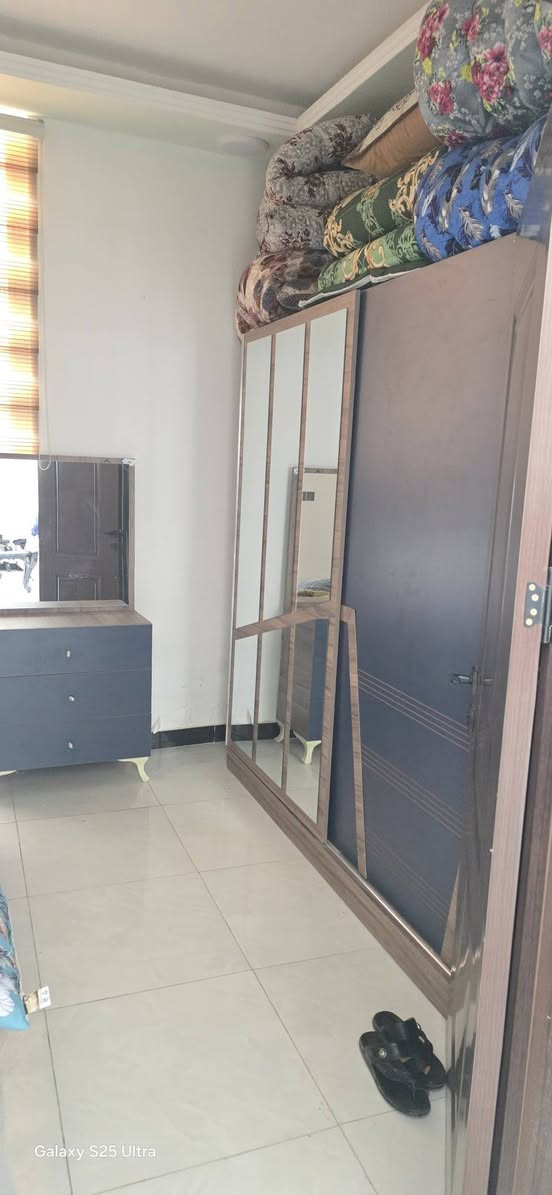 مزرعه للبيع مساحه 700 متر وجها 15 متر بيها غرفه وصاله ومطبخ وحمامات داخليه وخارجيه جاهزه تباع معا الثاث سند 25 مداور ع طريق الدغارة ديوانيه خلف مطعم 🍴 واثق بلمزارع  تبعد عن التبليط 100 متر ***********
