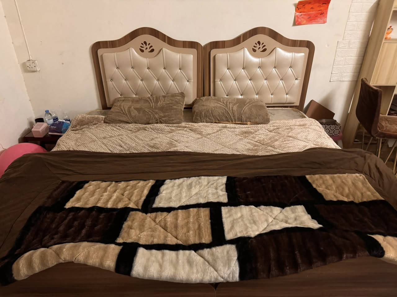 غرفة نوم مفردة عدد ٢
تحتوي كل واحدة على (سرير+ كنتور بابين)
ميز تواليت
الموقع/بغداد/ العطيفية
السعر ٤٥٠ دينار
للتواصل 
***********
