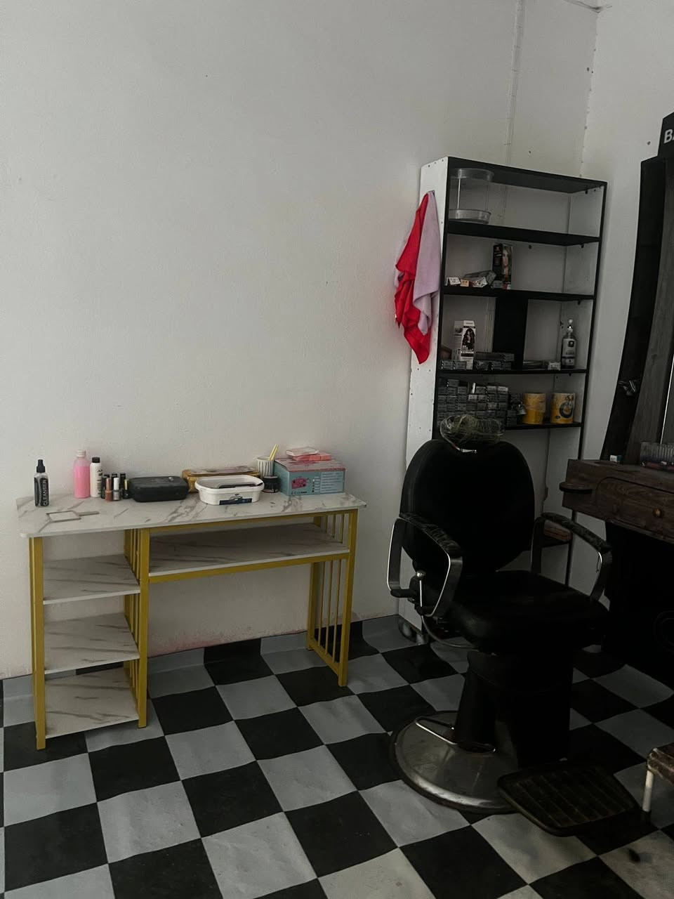 صالون نسائي متكامل للبيع مع جميع مواد العمل. 
الاتصال و‏ ‪‬‏ الاستفسار على 
الرقم: ***********
مكلفين بالنشر
