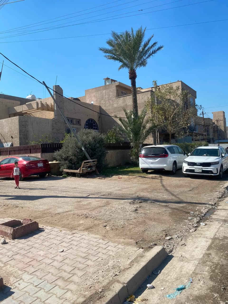 السلام عليكم بيت لبيع كامل او تقطيع المساحه 300 واجهه15 نزال 20 بلديات شارع المصرف رقم الهاتف ***********

