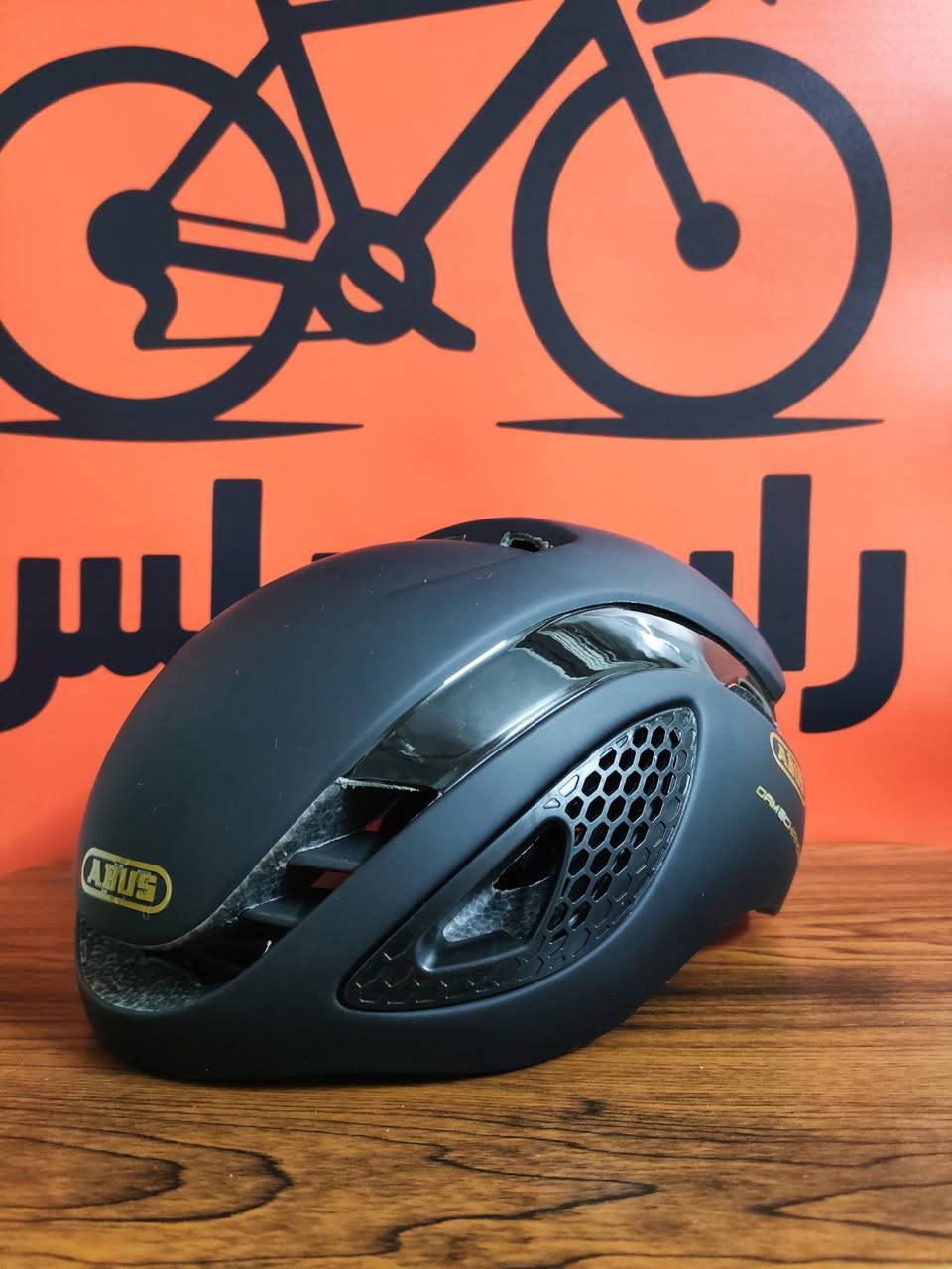 للفخامة عنوان 💪🏻🔥

الجميل ABUS متوفر هل مرة بلون تحفة مميز جدا ( اسود + ذهبي )😍💥

 ABUS GameChanger 

 فيما يلي بعض ميزاتها الرئيسية: 

مصممة بديناميكا هوائية متقدمة (تصميم متعدد المواضع) لتقليل مقاومة الرياح في جميع زوايا الرأس أثناء السباق. 

تتميز بتقنية التبريد بالهواء القسري (Forced Air Cooling Technology) التي توجه الهواء حول الرأس للحفاظ على برودة الرأس وراحته. 

مزودة بأحزمة FlowStraps الهوائية، والخالية من الرفرفة، واللطيفة على البشرة. 

تستخدم نظام تعديل Zoom Ace لضمان ملاءمة مثالية. 
تشتمل على بنية Multi Shell In Mold لتعزيز الأمان الممتاز .

متوفر توصيل سريع لباب بيتك لكل محافظات العراق! ⚡🚚

يمكنك الطلب الان عبر الصفحة 📩

للحجز: *********** ☎️

تابعونا ليصلكم كل جديد أول بأول! 💥

#رايدر_بلس
