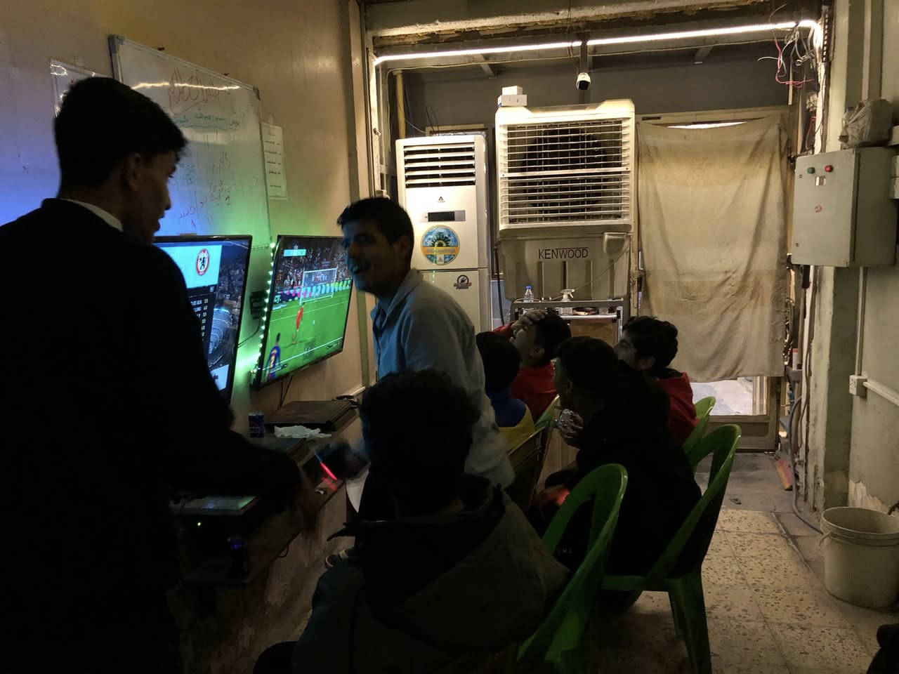 السلام عليكم محل حاسبات (نتورك)للبيع الموقع حي العامل شارع 7نيسان مقابل جوال ستوري المحل يحتوي علئ 18 حاسبه وبلي ستيشن 4 عدد 2 مع الملحقات اقرص + جويستكات اظافيه للستفسار اكثر الاتصال علئ الرقم ***********
