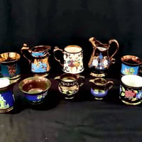 مجموعة من الأواني الخزفية هي عبارة أباريق (ستافوردشاير) المصنوعة  من ا...